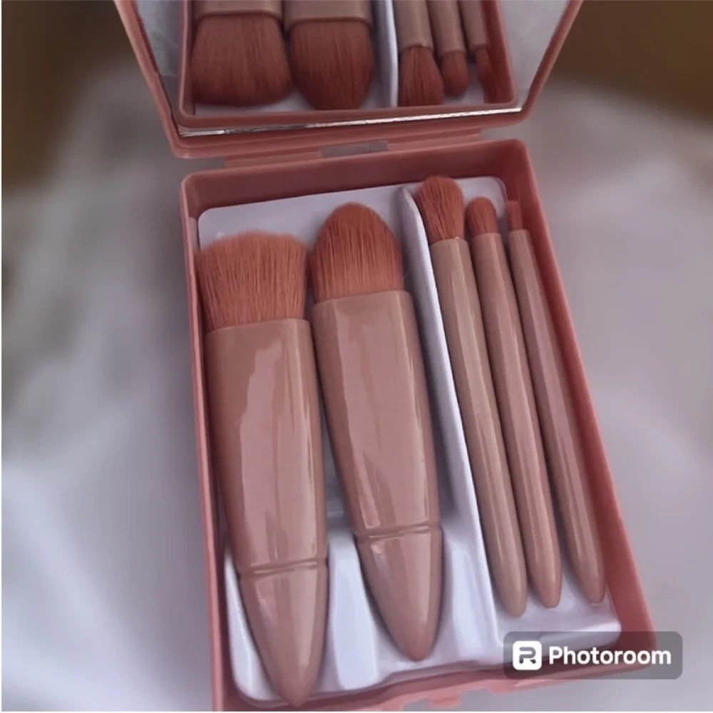 Travel Makeup Brush Set In Mirrored Compact Case, 5 Brush Mini Travel Set